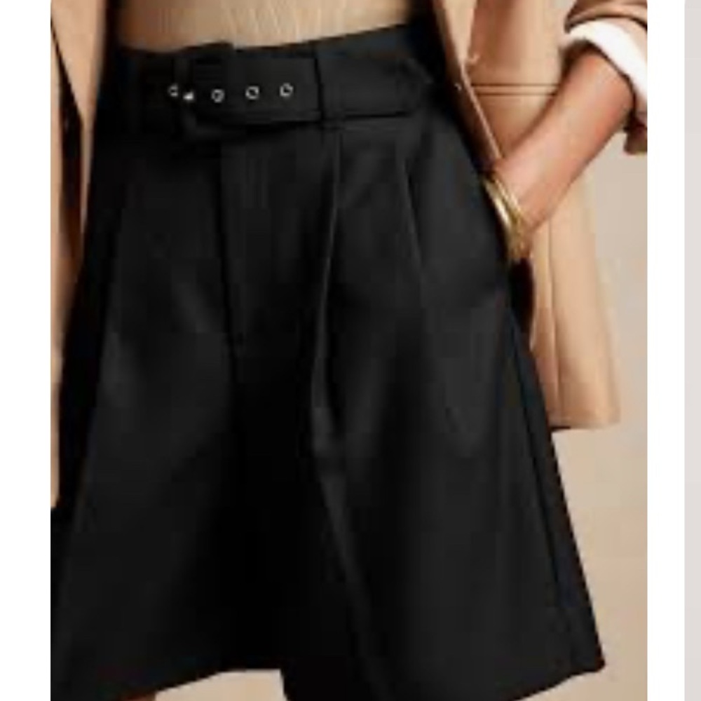 Banana Republic Wool Bermuda Shorts – Size 00P (Petite)
Color: Black | 100% Wool